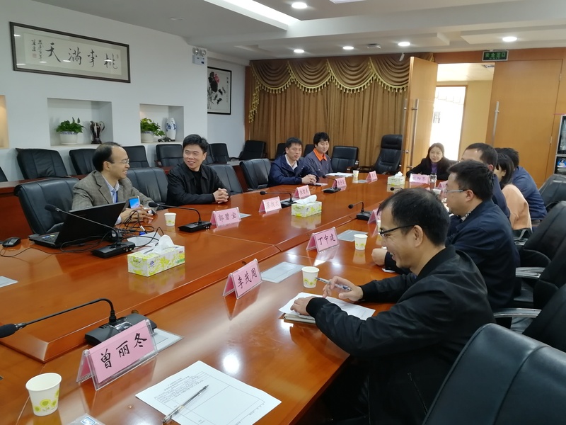 聆听蔡昶文副校长介绍产业系建设的情况.jpg