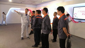 04展览厅中厂方接待人员详实答疑.jpg
