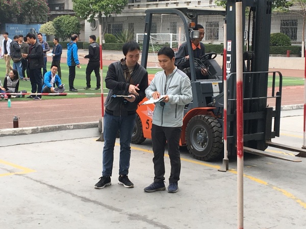 企业评委讨论评分.jpg