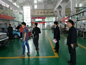 参观汽车产业系实训场地.jpg