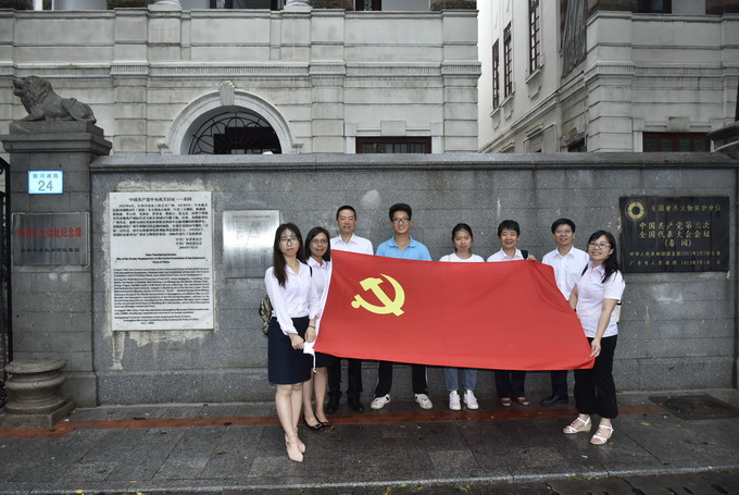 在旧址门前合影.jpg