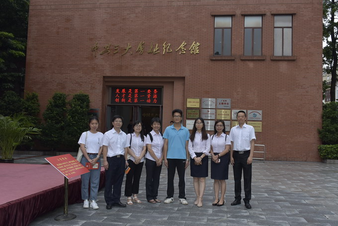 在纪念馆前合影.jpg