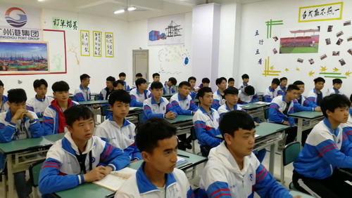 学生专注听讲.jpg