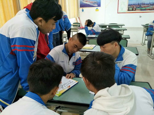 学生分小组在积极讨论.jpg