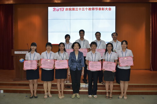 杨秀微与优秀教师合影